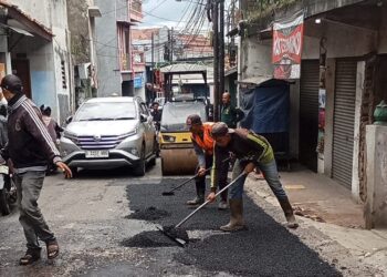 UPTD Sapras Cileunyi Akhirnya Menambal Jalan Ciguruwik yang Berlubang