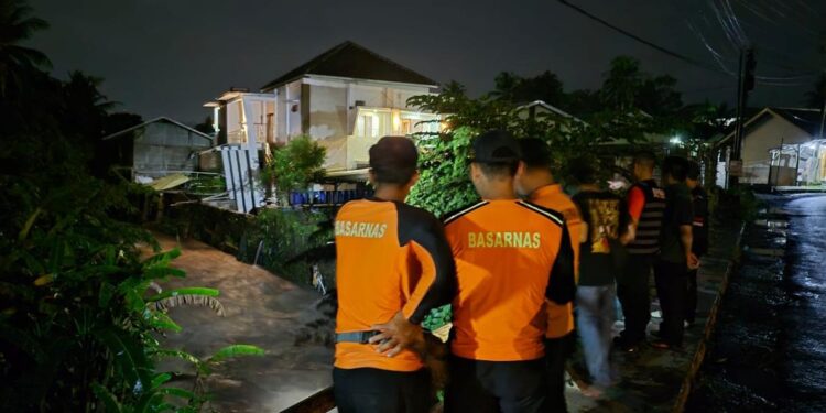 BREAKING NEWS: Pria Terpeleset dan Terbawa Arus Sungai di Tasikmalaya