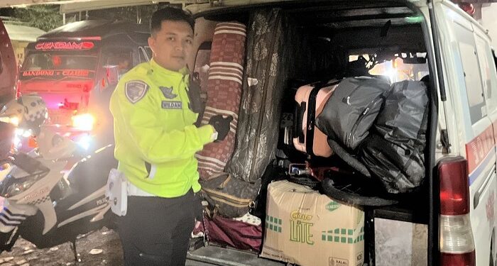 Duuhhh Ada Ambulans Bodong Angkut Pemudik, Dihentikan Polisi di Malangbong