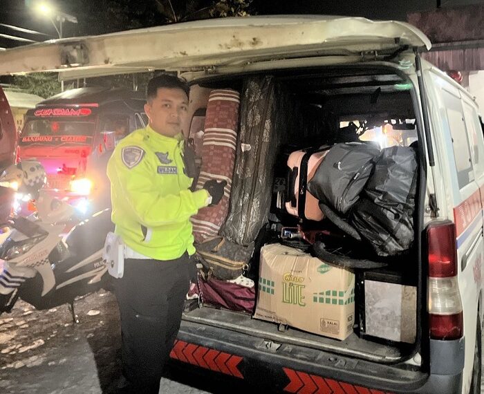 Duuhhh Ada Ambulans Bodong Angkut Pemudik, Dihentikan Polisi di Malangbong