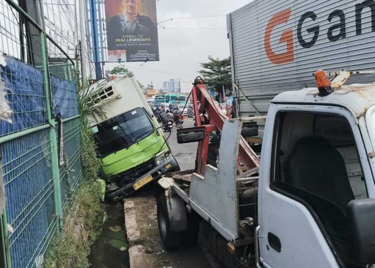 Truk Boks Nyelonong di Jalan Raya Nagreg Sambar Dua Pejalan Kaki