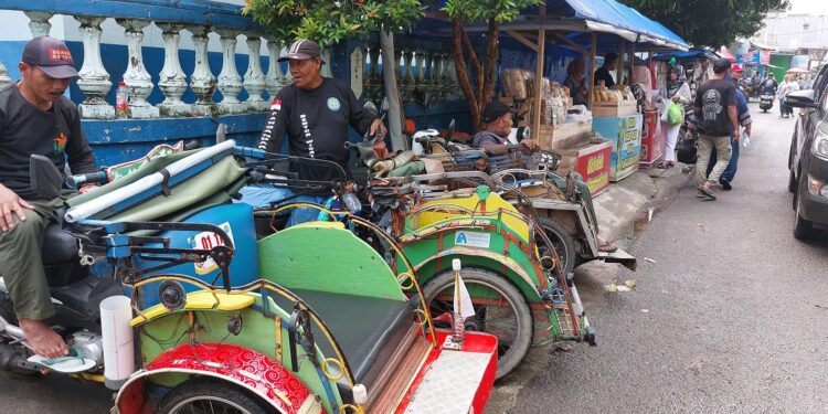 Puluhan Tukang Becak Pasalaran Cirebon Dilarang Beroperasi H-7 dan H+7 Idulfitri