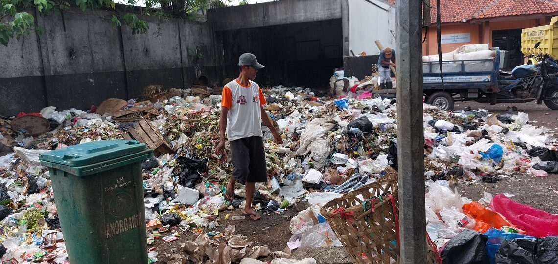 Volume Sampah di TPS Desa Pangkalan Semakin Menggunung