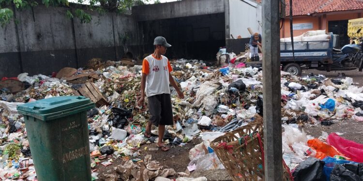 Volume Sampah di TPS Desa Pangkalan Semakin Menggunung
