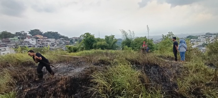 Lahan 3 Hektar di Cimenyan Kab. Bandung Diamuk Api, Ini Dugaan Asal “si Jago Merah”