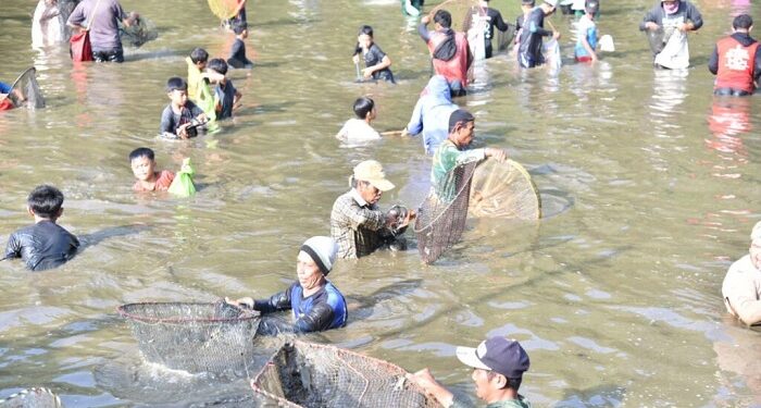 Warga Cirendang Pesta Rakyat Gobyag Lauk di Situ Ciarja