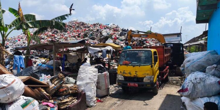 DLH Kerahkan 18 Armada Angkut Sampah dari TPS Ilegal di Tambun Utara