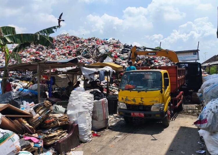 DLH Kerahkan 18 Armada Angkut Sampah dari TPS Ilegal di Tambun Utara