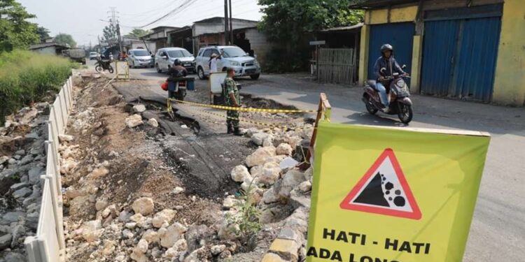 Plt Bupati Bekasi Pastikan Tiga Titik Jalan Ambles di Cibitung Segera Diperbaiki