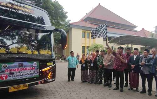 Plt Bupati Asep Surya Atmaja Lepas Kloter Perdana Jemaah Haji Kabupaten Bekasi