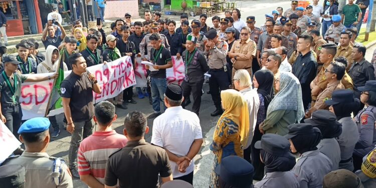 HMI Turun ke Jalan Serbu Gedung DPRD Kuningan Terkait Kasus TGR