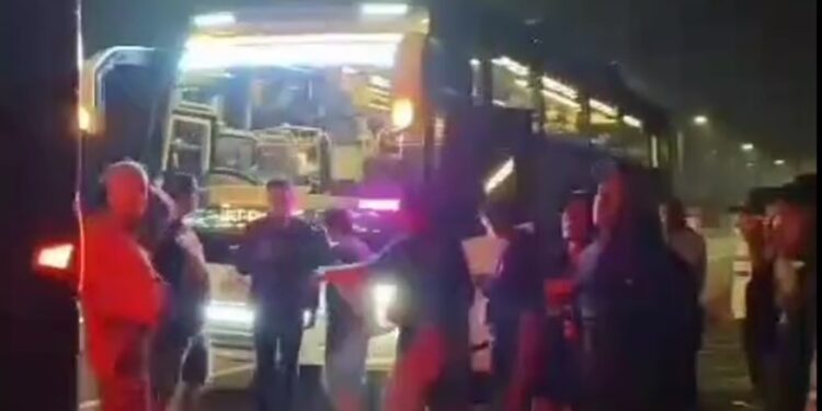 Waduh, Rombongan Bus Aremania yang Menuju Bandung Diserang Orang Tak Dikenal