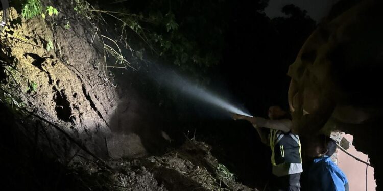 Tanah longsor Menerpa Rumah Warga di Kampung Bojongsari Garut