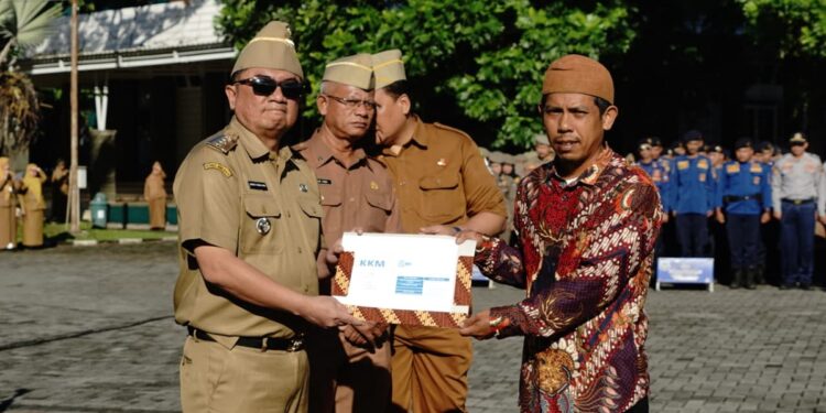 Bupati Garut Serahkan 4.400 Polis Asuransi Mikro untuk Petani