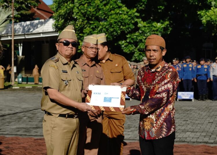 Bupati Garut Serahkan 4.400 Polis Asuransi Mikro untuk Petani