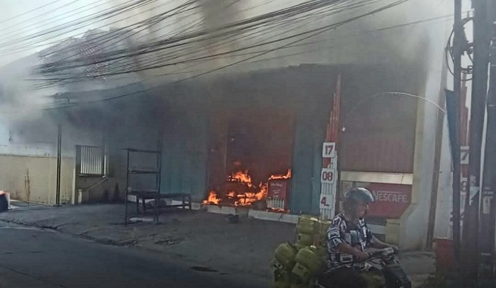 Diduga Akibat Api Rokok Samber Bensin, Dua Ruko di Solokanjeruk Dimangsa Api