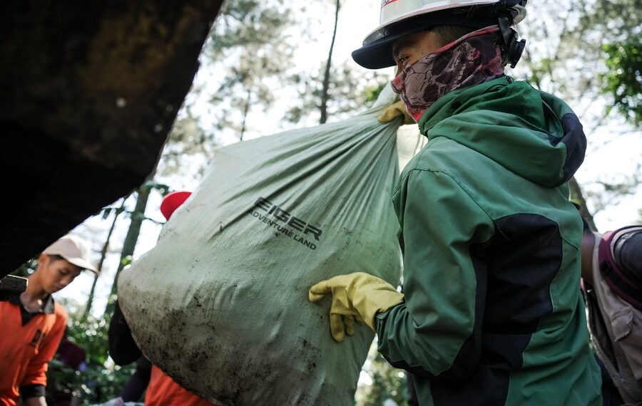 Merawat Alam dari Hulu, EIGER Adventure Land Angkat 6 Ton Sampah di Puncak Bogor