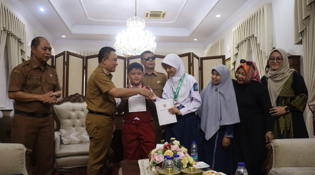 Main HP Dibatasi & Disiplin Belajar, 2 Siswa Kuningan Raih Medali Olimpiade Matematika di Australia