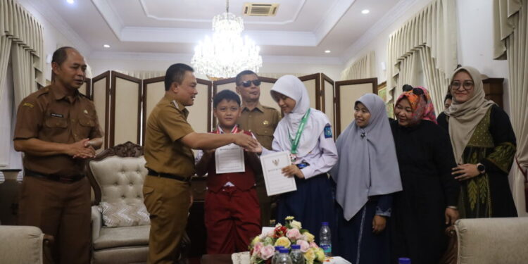 Main HP Dibatasi & Disiplin Belajar, 2 Siswa Kuningan Raih Medali Olimpiade Matematika di Australia