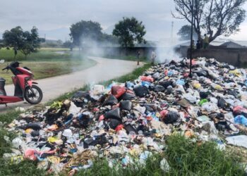 Miris, Sampah di Depan Stasiun Kereta Cepat Whoosh Tegalluar Cibiru Hilir Dibiarkan Menggunung