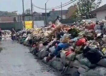 Waduh, Sampah di Pasar Baleendah Dibiarkan Menggunung, Baunya Menyengat. Luar Biasaa!