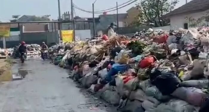 Waduh, Sampah di Pasar Baleendah Dibiarkan Menggunung, Baunya Menyengat. Luar Biasaa!