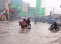 Sejumlah Titik di Kab. Bandung Masih Diterjang Banjir, Jalan Dayeuhkolot Tak Bisa Dilalui Kendaraan