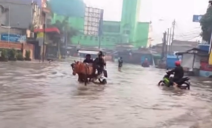 Sejumlah Titik di Kab. Bandung Masih Diterjang Banjir, Jalan Dayeuhkolot Tak Bisa Dilalui Kendaraan