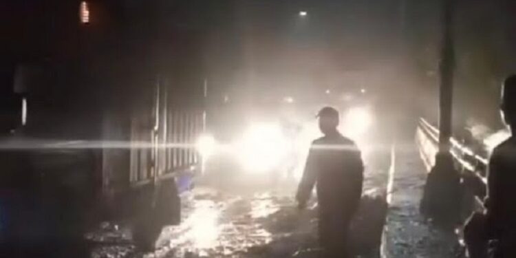 Sempat Tertimbun Longsor, Jalur Cadas Pangeran Kembali Bisa Dilalui Kendaraan