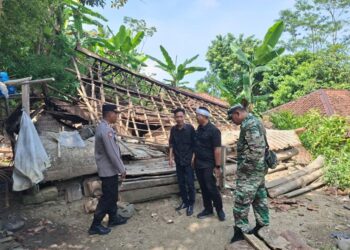 Roboh Diterjang Angin, Polsek Cibalong Gerak Cepat Salurkan Bantuan Sembako