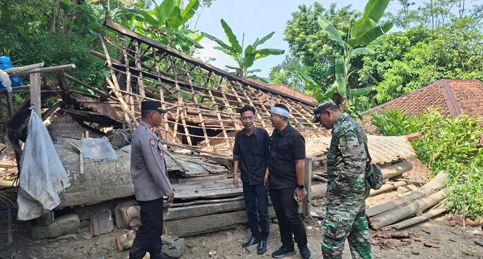 Roboh Diterjang Angin, Polsek Cibalong Gerak Cepat Salurkan Bantuan Sembako