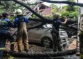 Pohon Tumbang di Kota Bandung Menimpa 2 Mobil
