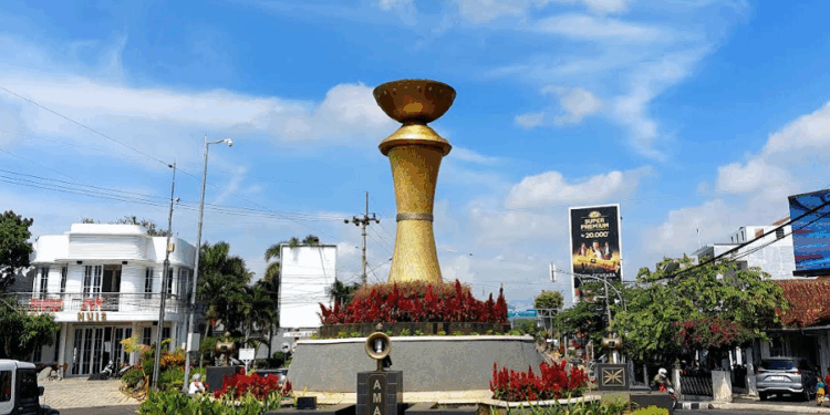 Wajah Kota Kuningan Dipercantik Lewat Penataan Kabel Fiber Optik