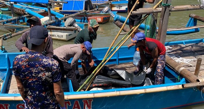 Geger, Mayat Wanita Paruh Baya Ditemukan Mengapung di Perairan Santolo Cikelet