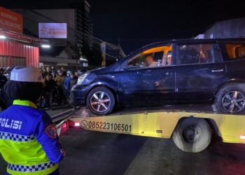 Grand Livina Tabrak 2 Motor dan Warung Nasi Goreng, 1 Tewas 3 Luka