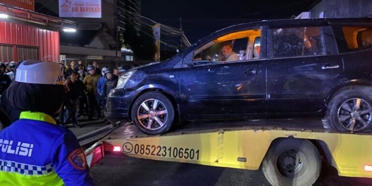Grand Livina Tabrak 2 Motor dan Warung Nasi Goreng, 1 Tewas 3 Luka