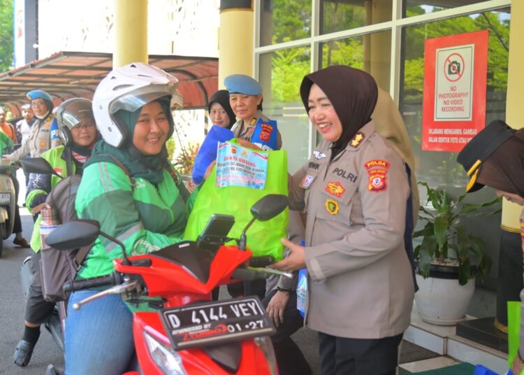 100 Paket Sembako dari “Kartini” Polda Jabar  untuk 100  “Kartini” Driver Ojol