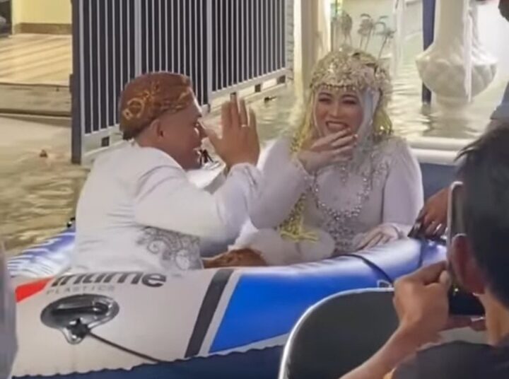 Viral, Nikah di Atas Genangan Banjir Bojongsoang Rasa Water Boom Tetap Ceria