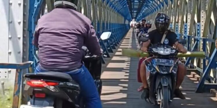 Jembatan Cirahong Bukan Pungli, Tapi Gotong-royong Rawat Warisan