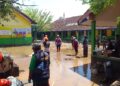 Masih Dipenuhi Lumpur Sisa Banjir Luapan Sungai, SDN 7 Rancaekek Tak Bisa Digunakan KBM
