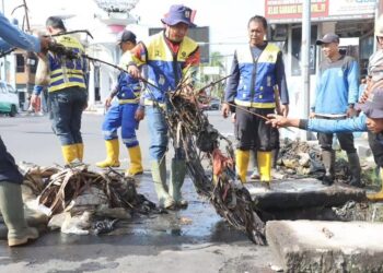 Perang Melawan Kebiasaan Buruk Warga yang Buang Sampah ke Got dan Sungai