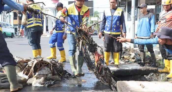 Perang Melawan Kebiasaan Buruk Warga yang Buang Sampah ke Got dan Sungai