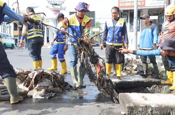 Perang Melawan Kebiasaan Buruk Warga yang Buang Sampah ke Got dan Sungai