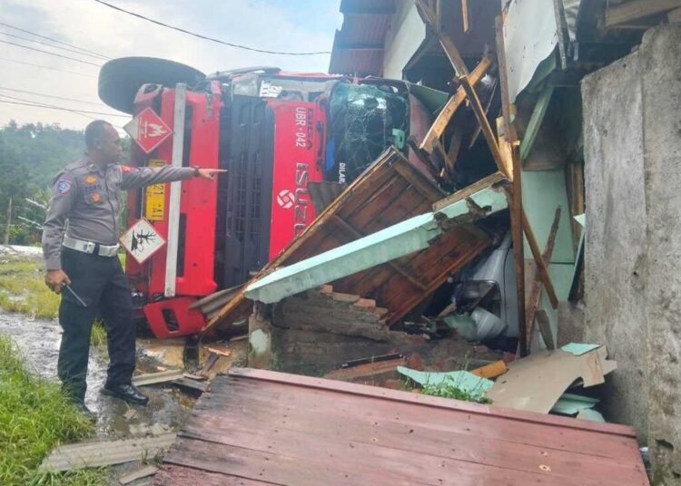 Usai Tabrak 3 Mobil dan Hantam Rumah, Truk Tangki Pertamina Terguling di Nagreg