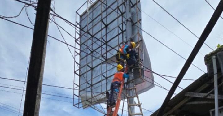 40 Menit Lawan Maut di Atas Ketinggian 10 Meter, Pria Tersengat Listrik Saat Pasang Baliho
