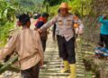 Terputus Saat Hujan Deras, Polri dan Warga Dirikan Jembatan Darurat di Garut