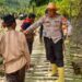 Terputus Saat Hujan Deras,  Polri dan Warga Dirikan Jembatan Darurat di Garut