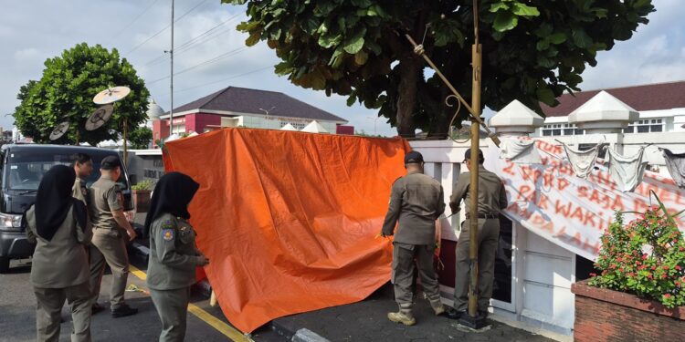 Tenda “Jemuran Celana Dalam” Dibabat Satpol-PP, KRPL Murka