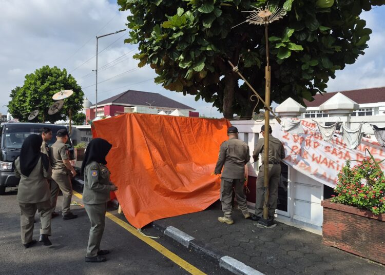 Tenda “Jemuran Celana Dalam” Dibabat Satpol-PP, KRPL Murka