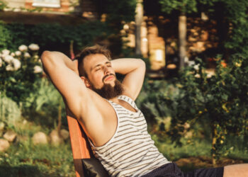 Sering Disepelekan, Ini Manfaat Berjemur di Pagi Hari, Apa Saja?